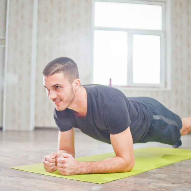 Junger Mann nach Post-COVID im Kraft Ausdauer Training